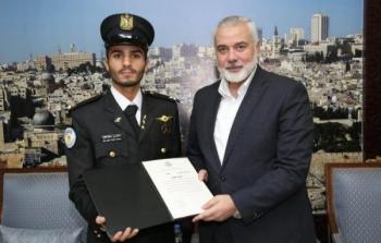 هنية يكرّم الضابط محمد أبو رزق