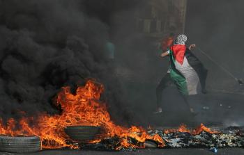 أحد الشبان الثائرين في مواجهة مع الاحتلال (أرشيف)