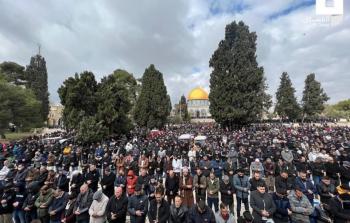 عشرات الآلاف يؤدون صلاة الجمعة في الأقصى