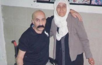 الأسير ناهض الأقرع مع والدته من داخل أسره