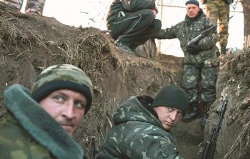 جنود من الجيش الأوكراني في أحد الخنادق المتقدمة