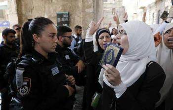 المرابطة هنادي حلواني تتصدى لشرطة الاحتلال في القدس (صورة أرشيفية)