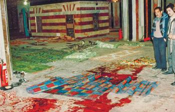 دماء شهداء الحرم الإبراهيمي على أرض المسجد (أرشيف)