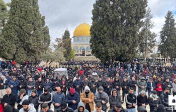 عشرات الآلاف يؤدون صلاة الجمعة بالأقصى