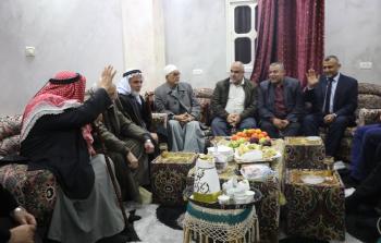 جانب من زيارة وفد حماس لعائلة شراب