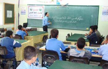 المعلم الفلسطيني يعزز القيم الوطنية لدى الطلبة (صورة أرشيفية)