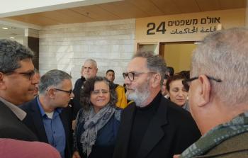 الفنان الفلسطيني محمد البكري أمام قاعة محكمة الاحتلال