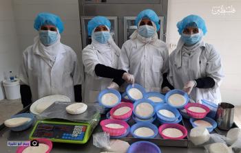 صورة من فريق العمل النسائي في مصنع الأيدي الطيبة