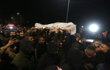 شبان يحملون جثمان الشهيد محمد أبو صلاح