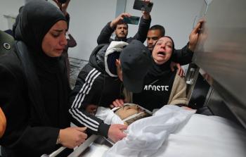 الشهيد نهاد البرغوثي في لحظة وداع من ذويه