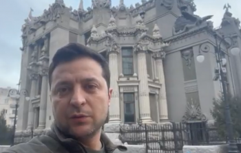 الرئيس الأوكراني فولوديمير زيلينسكي في مقطع فيديو من كييف نشره اليوم عبر حسابه على تويتر