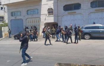 مسلحون يجوبون شوارع الخليل عقب تجدد المشاكل العائلية قبل أيام (مواقع التواصل)