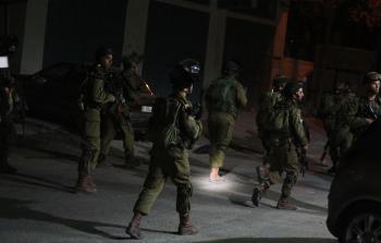 قوات الاحتلال يقتحمون المناطق الفلسطينية يومياً ويداهمون منازل المواطنين (صورة أرشيفية)