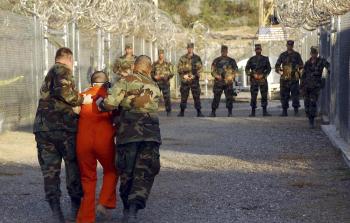 أحد المعتقلين في سجن غوانتانامو