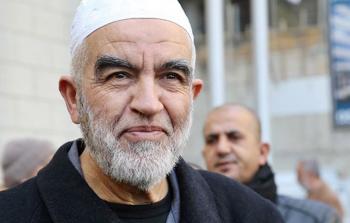 الاحتلال يقيد حركة الشيخ رائد صلاح