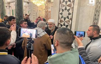 جانب من استقبال المصلين للشيخ رائد صلاح في المسجد الأقصى مساء اليوم