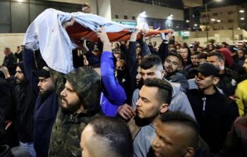 شبان يحملون جثمان الشهيد محمد أبو صلاح