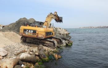 جانب من عملية تعميق حوض ميناء غزة البحري