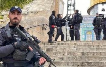 جنود الاحتلال يقتحمون الأقصى من أجل إزالة علم فلسطين