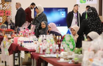 جانب من معرض المشغولات اليدوية (تصوير: رمضان الأغا)