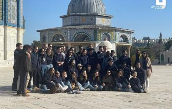 مستوطنون يلتقطون صورًا تذكارية خلال اقتحامهم للمسجد الأقصى اليوم الإثنين