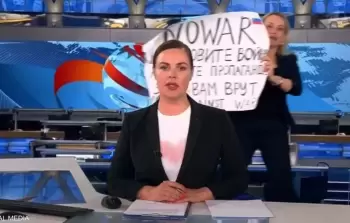 الصحفية الروسية ترفع لافتة منددة بالحرب