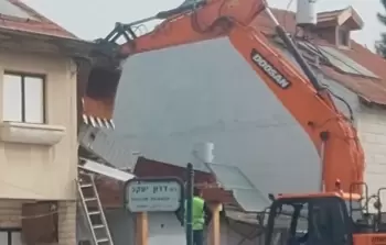 الاحتلال يهدم منزل العاوور في اللد بشكل مفاجئ