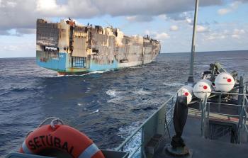 صورة لسفينة الشحن الغارقة