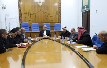 جانب من جلسة الاستماع لوكيل وزارة الاقتصاد الوطني بغزة