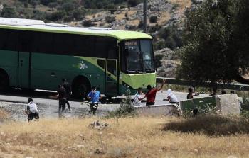 رشق حافلات المستوطنين بالحجارة في الضفة الغربية المحتلة (صورة أرشيفية)