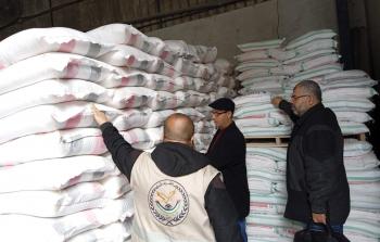 جانب من جولة مباحث التموين على المخازن والمحلات التجارية بمحافظات غزة