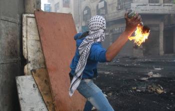 شاب فلسطيني يلقي زجاجة حارقة على جيبات الاحتلال (أرشيف)