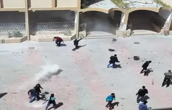 جانب من الاشتباكات التي جرت بين طلبة حركة فتح في جامعة الأزهر