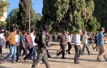 مستوطنون متطرفون يقتحمون الأقصى حفاةً (مواقع)