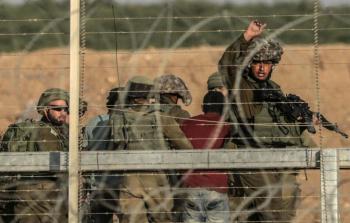 جنود الاحتلال يعتقلون شابا جوار السلك الفاصل شرق غزة (أرشيف)