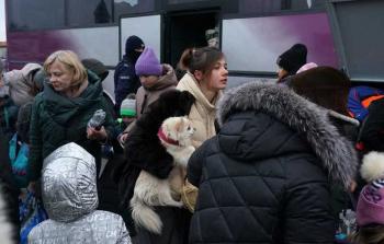 مواطنون أوكرانيون يستعدون للخروج من بلداتهم بسبب الحرب