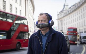 رجل يرتدي السماعة المتطورة