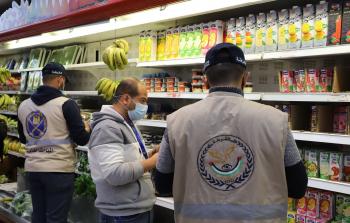 المباحث تكثف جولاتها الميدانية لضبط الأسعار في أسواق غزة (صورة أرشيفية)