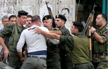 عناصر أمن السلطة تقمع مواطناً بالضفة الغربية 