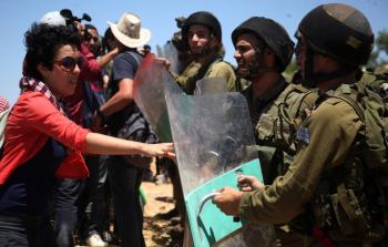 جنود الاحتلال يتصدون لمتضامنين أجانب في الخليل (صورة أرشيفية)