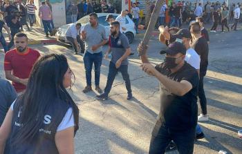 الصحفية نجلاء زيتون تواجه بلطجة أجهزة السلطة في رام الله     (أرشيف)