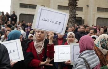 معلومن يحتجون لتلبية مطالبهم (أرشيف)