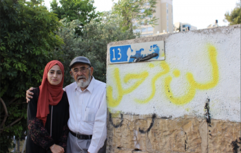 منى الكرد برفقة والدها  (أرشيف)