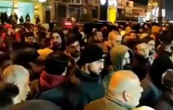 تجمع المواطنين حول الزماعرة في الخليل - تصوير/ نشطاء