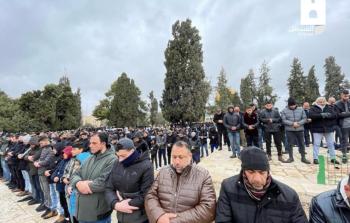 عشرات الآلاف يؤدون صلاة الجمعة بالمسجد الأقصى