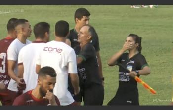 لقطة لحظة اعتداء المدرب على مساعدة الحكم