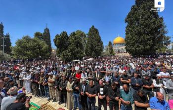 جانب من صلاة المواطنين في الجمعة الثانية من رمضان في المسجد الأقصى (تصوير: القسطل)