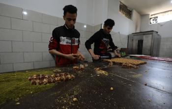 عاملان يجهزان الحلقوم في مصنع بغزة (تصوير: محمود أبو حصيرة)