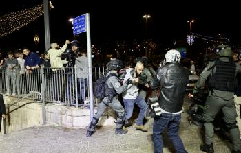 شرطة الاحتلال تعتقل شاب في باب العامود (الأناضول)