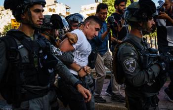 جنود الاحتلال يعتقلون فلسطينياً (أرشيف)